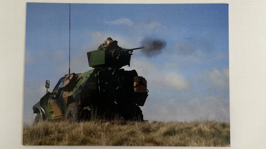 Carte postale tire de véhicule blindé léger