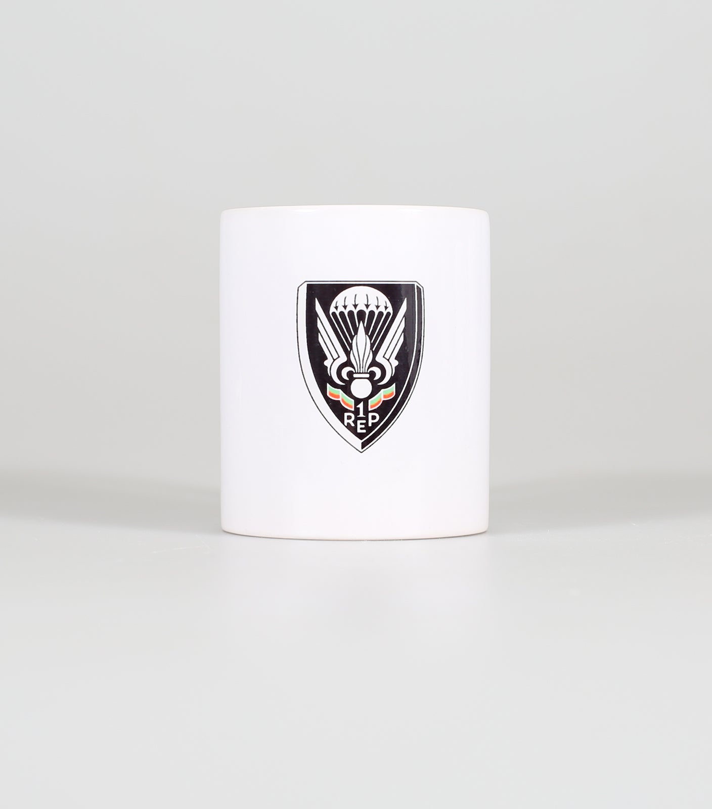 Tasse mit schwarzem Abzeichen des 1. BEP Foreign Parachute Regiment
